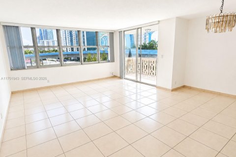 Condo in Hallandale Beach, Florida, 2 bedrooms № 2248461 - photo 5