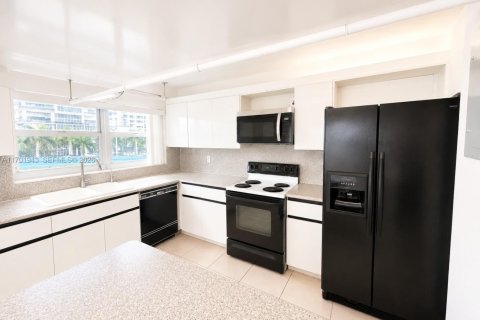 Condo in Hallandale Beach, Florida, 2 bedrooms № 2248461 - photo 15