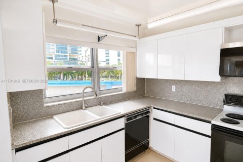 Condo in Hallandale Beach, Florida, 2 bedrooms № 2248461 - photo 3