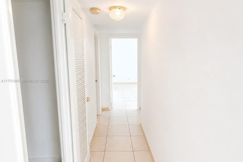 Condo in Hallandale Beach, Florida, 2 bedrooms № 2248461 - photo 11