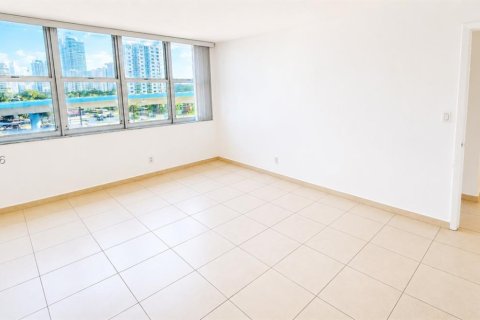 Condo in Hallandale Beach, Florida, 2 bedrooms № 2248461 - photo 8
