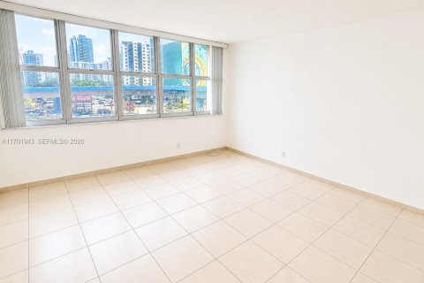 Condo in Hallandale Beach, Florida, 2 bedrooms № 2248461 - photo 12