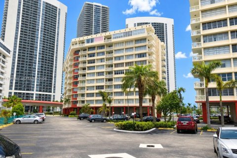 Condo in Hallandale Beach, Florida, 2 bedrooms № 2248461 - photo 16