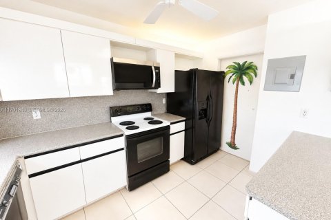 Condo in Hallandale Beach, Florida, 2 bedrooms № 2248461 - photo 2