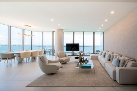 Copropriété à louer à Hallandale Beach, Floride: 3 chambres, 270.62 m2 № 1963143 - photo 1