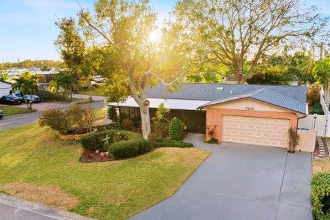 House in Saint Petersburg, Florida 5 bedrooms, 169.45 sq.m. № 2349473