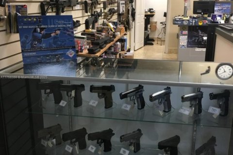 Propiedad comercial en venta en Hialeah, Florida № 1862388 - foto 8