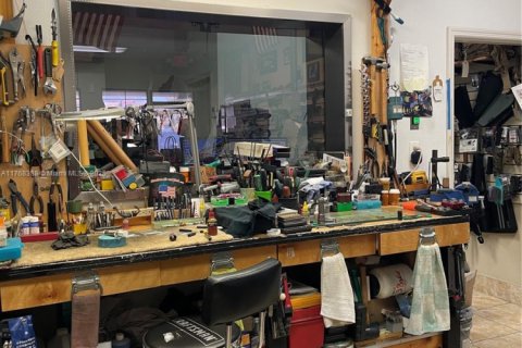 Propiedad comercial en venta en Hialeah, Florida № 1862388 - foto 10