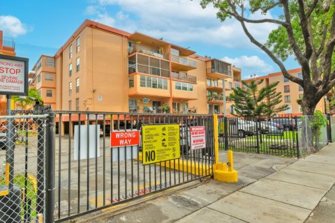 Copropriété à vendre à Hialeah, Floride: 2 chambres, 92.72 m2 № 1953994 - photo 2