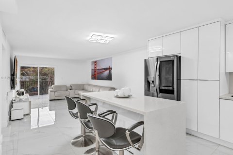 Copropriété à vendre à Hialeah, Floride: 2 chambres, 92.72 m2 № 1953994 - photo 1