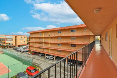 Copropriété à vendre à Hialeah, Floride: 2 chambres, 92.72 m2 № 1953994 - photo 29