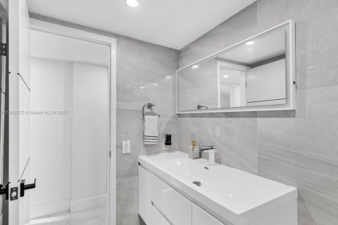 Copropriété à vendre à Hialeah, Floride: 2 chambres, 92.72 m2 № 1953994 - photo 21