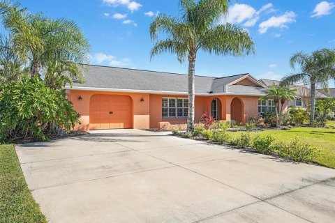 House in Palm Coast, Florida 3 bedrooms, 182.27 sq.m. № 1663253 - photo 3