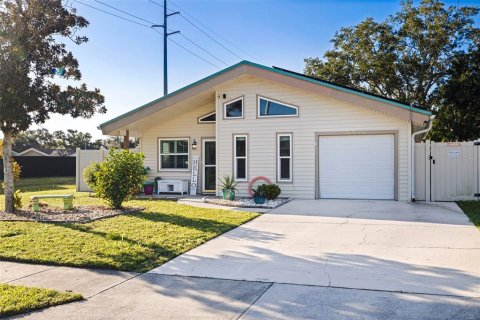House in Pinellas Park, Florida 3 bedrooms, 92.72 sq.m. № 2428876 - photo 4