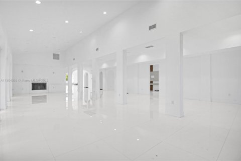 House in Miami, Florida 4 bedrooms, 508.27 sq.m. № 2081931 - photo 7