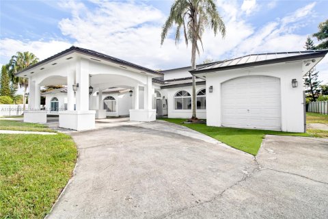 House in Miami, Florida 4 bedrooms, 508.27 sq.m. № 2081931 - photo 2