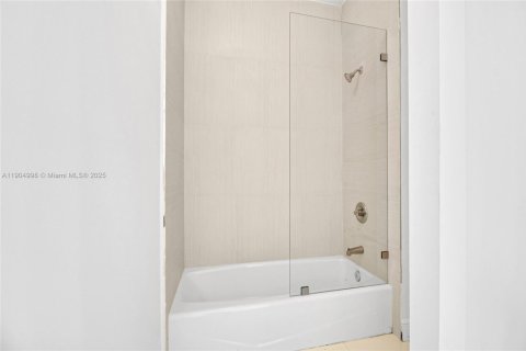House in Miami, Florida 4 bedrooms, 508.27 sq.m. № 2081931 - photo 14