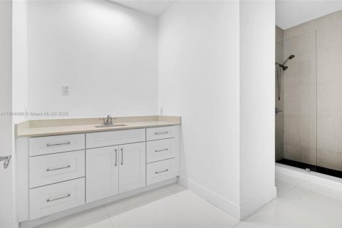 House in Miami, Florida 4 bedrooms, 508.27 sq.m. № 2081931 - photo 21