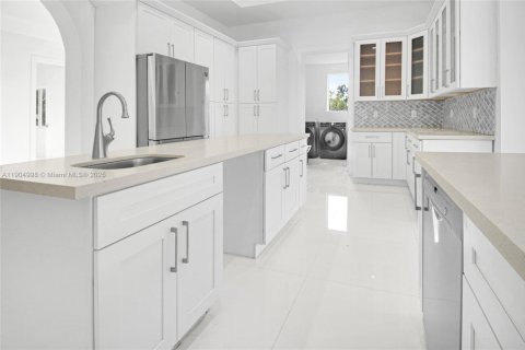 House in Miami, Florida 4 bedrooms, 508.27 sq.m. № 2081931 - photo 8