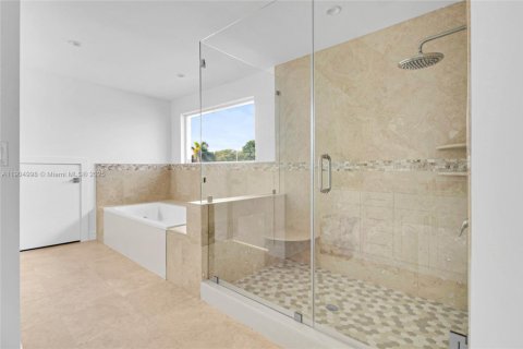 House in Miami, Florida 4 bedrooms, 508.27 sq.m. № 2081931 - photo 16
