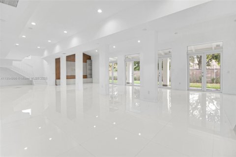 House in Miami, Florida 4 bedrooms, 508.27 sq.m. № 2081931 - photo 6