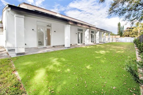 House in Miami, Florida 4 bedrooms, 508.27 sq.m. № 2081931 - photo 23