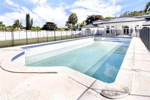 House in Miami, Florida 4 bedrooms, 508.27 sq.m. № 2081931 - photo 4