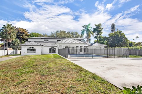 House in Miami, Florida 4 bedrooms, 508.27 sq.m. № 2081931 - photo 3