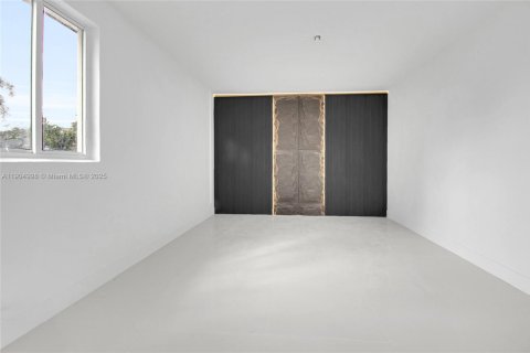House in Miami, Florida 4 bedrooms, 508.27 sq.m. № 2081931 - photo 11