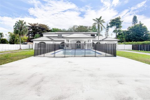 House in Miami, Florida 4 bedrooms, 508.27 sq.m. № 2081931 - photo 1