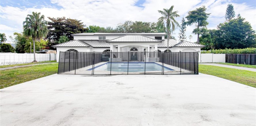 House in Miami, Florida 4 bedrooms, 508.27 sq.m. № 2081931