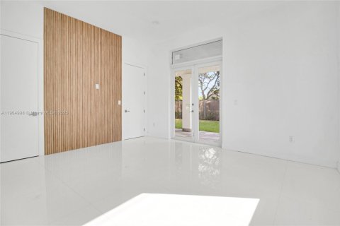 House in Miami, Florida 4 bedrooms, 508.27 sq.m. № 2081931 - photo 13