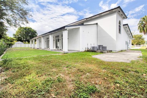 House in Miami, Florida 4 bedrooms, 508.27 sq.m. № 2081931 - photo 24
