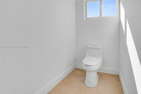 House in Miami, Florida 4 bedrooms, 508.27 sq.m. № 2081931 - photo 18