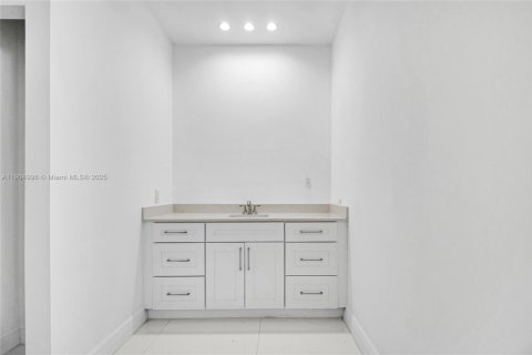 House in Miami, Florida 4 bedrooms, 508.27 sq.m. № 2081931 - photo 12
