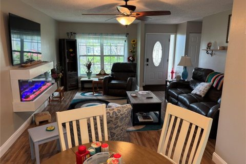 House in Port Richey, Florida 2 bedrooms, 118.36 sq.m. № 2239671 - photo 4