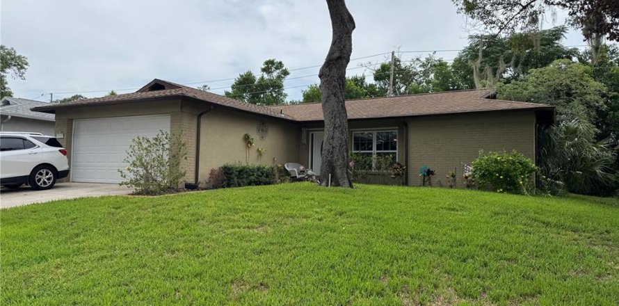 House in Port Richey, Florida 2 bedrooms, 118.36 sq.m. № 2239671