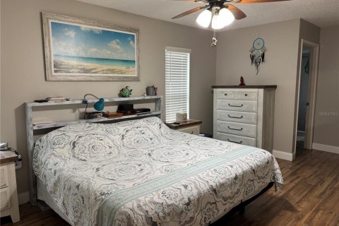 House in Port Richey, Florida 2 bedrooms, 118.36 sq.m. № 2239671 - photo 11