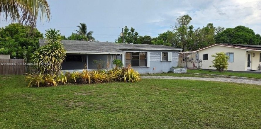 House in Miramar, Florida 3 bedrooms, 123.37 sq.m. № 2042896