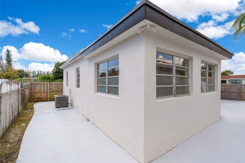 Casa en venta en Hialeah, Florida, 3 dormitorios, 118.17 m2 № 1706366 - foto 22
