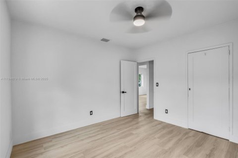 Casa en venta en Hialeah, Florida, 3 dormitorios, 118.17 m2 № 1706366 - foto 17