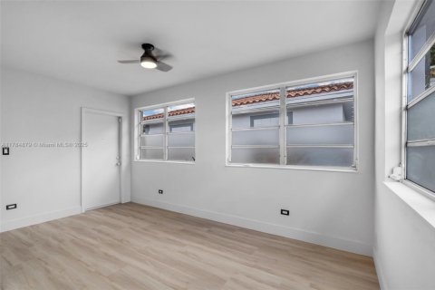 Casa en venta en Hialeah, Florida, 3 dormitorios, 118.17 m2 № 1706366 - foto 18