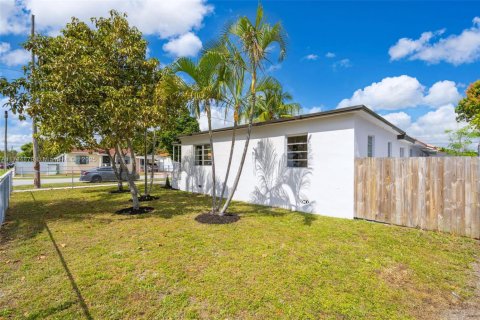 Casa en venta en Hialeah, Florida, 3 dormitorios, 118.17 m2 № 1706366 - foto 3