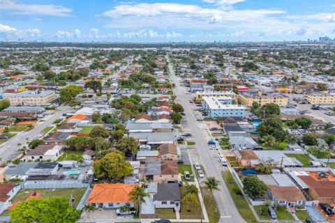 Casa en venta en Hialeah, Florida, 3 dormitorios, 118.17 m2 № 1706366 - foto 27