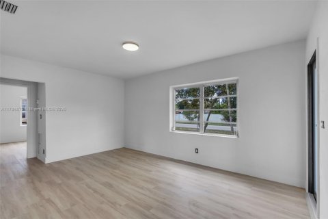 Casa en venta en Hialeah, Florida, 3 dormitorios, 118.17 m2 № 1706366 - foto 5