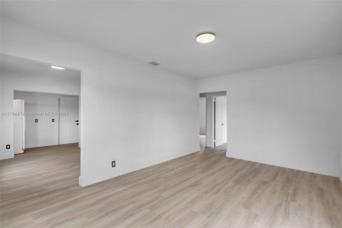 Casa en venta en Hialeah, Florida, 3 dormitorios, 118.17 m2 № 1706366 - foto 4