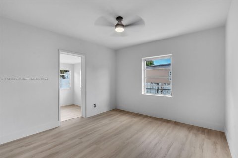 Casa en venta en Hialeah, Florida, 3 dormitorios, 118.17 m2 № 1706366 - foto 16