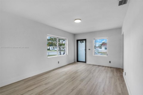 Casa en venta en Hialeah, Florida, 3 dormitorios, 118.17 m2 № 1706366 - foto 6