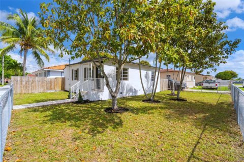 Casa en venta en Hialeah, Florida, 3 dormitorios, 118.17 m2 № 1706366 - foto 1