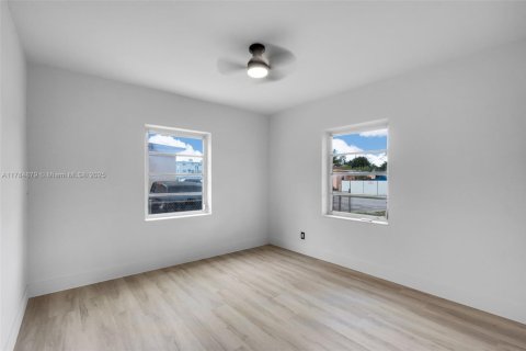 Casa en venta en Hialeah, Florida, 3 dormitorios, 118.17 m2 № 1706366 - foto 10